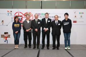 Mr. Matthew Cheung Kin-chung (2nd right), Secretary for Labour and Welfare, The HKSAR Government; Mr. Peter Cheng (2nd left), Chairman, CTFCF; Professor Peter Mathieson (3rd right), President and Vice-Chancellor, HKU; Professor Michael Hui (3rd left), Pro-Vice-Chancellor, CUHK, officiate at the opening ceremony and pose for a photo with two student representatives from CUHK and HKU (1st left and 1st right). 